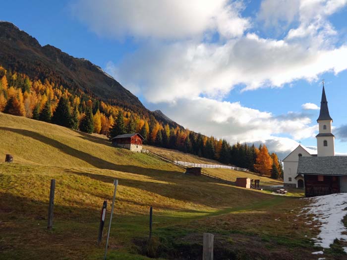 von der Wallfahrtskirche Marterle hoch über Rangersdorf im Mölltal zeigen sich die steilen Flanken zwischen Leitenkopf (links) und Hochnase in den Farben des Herbstes; oben am Grat hat aber Mitte Oktober schon der Winter Einzug gehalten