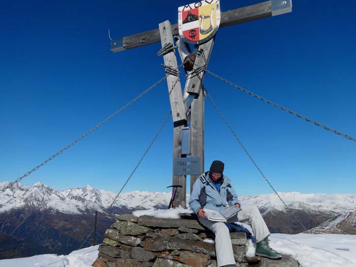 im NNW zeigt sich wieder der Großglockner (zwischen den beiden linken Kreuzketten)