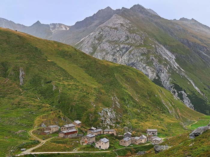 die 16 Steinhäuser mit Kapelle der Jagdhausalm, oft als „Klein Tibet“ bezeichnet, liegen im Nationalpark Hohe Tauern und stehen allesamt unter Denkmalschutz; die Alm wurde 1212 erstmals urkundlich erwähnt und gehört somit zu den ältesten Österreichs die 16 Steinhäuser mit Kapelle der Jagdhausalm, oft als „Klein Tibet“ bezeichnet, liegen im Nationalpark Hohe Tauern und stehen allesamt unter Denkmalschutz; die Alm wurde 1212 erstmals urkundlich erwähnt und gehört somit zu den ältesten Österreichs