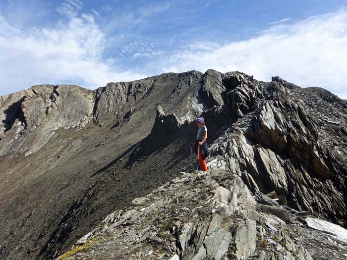 ... am Beginn des Südwestgrats der Lenkspitze; der flache, begrünte NW-Gipfel (links) trägt ein großes Kreuz, steht zur Gänze auf italienischem Boden, ist aber um 15 Meter niedriger als der Hauptgipfel ... am Beginn des Südwestgrats der Lenkspitze; der flache, begrünte NW-Gipfel (links) trägt ein großes Kreuz, steht zur Gänze auf italienischem Boden, ist aber um 15 Meter niedriger als der Hauptgipfel