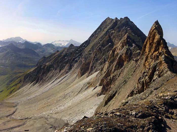 nachdem man die ersten Grataufbauten bequem westseitig umgangen hat, erreicht man einen Sattel mit Blick aufs soeben durchmessene Südkar, die Arventalspitze sowie Hochgall (links) und Schneebiger Nock im Hintergrund nachdem man die ersten Grataufbauten bequem westseitig umgangen hat, erreicht man einen Sattel mit Blick aufs soeben durchmessene Südkar, die Arventalspitze sowie Hochgall (links) und Schneebiger Nock im Hintergrund