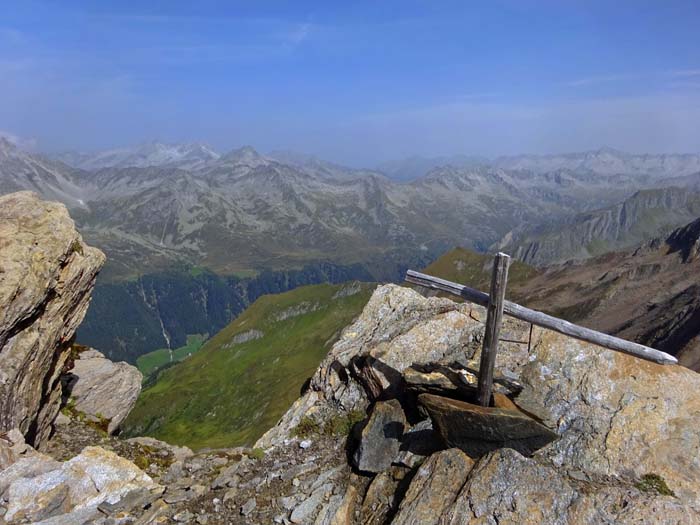 wenige Meter weiter, am Übergang zum großen Kreuz des italienischen Gipfels, steht dieses kleine Brüderchen; Blick nach Norden über den Krimmler Tauern, links der Bildmitte die Zillertaler Alpen wenige Meter weiter, am Übergang zum großen Kreuz des italienischen Gipfels, steht dieses kleine Brüderchen; Blick nach Norden über den Krimmler Tauern, links der Bildmitte die Zillertaler Alpen