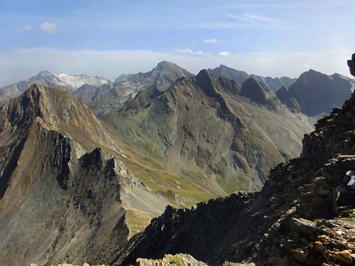 Tiefblick über den NO-Grat ins Merbjoch Tiefblick über den NO-Grat ins Merbjoch