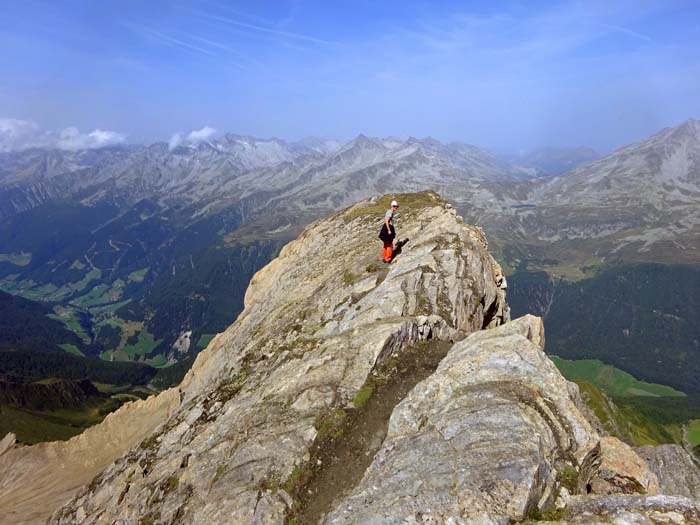 vor dem NO-Gipfel eine kurze Kletterstelle vor dem NO-Gipfel eine kurze Kletterstelle