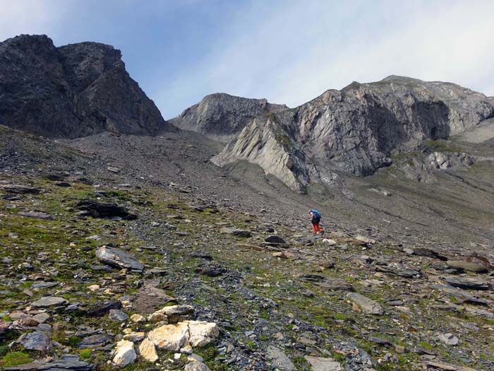 ... ins SO-Kar zwischen den Gabelspitzen und der Arventalspitze (rechts) ... ins SO-Kar zwischen den Gabelspitzen und der Arventalspitze (rechts)