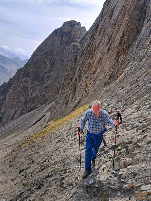 am oberen Rand des Kares queren wir knapp am Wandfuß des Verbindungsgrates zu den Gabelspitzen ... am oberen Rand des Kares queren wir knapp am Wandfuß des Verbindungsgrates zu den Gabelspitzen ...