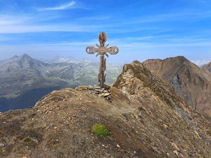 die Aufschrift gibt den Südtiroler Namen Alprechspitze an (nach der westlich unterhalb gelegenen Alm, ital. Pizzo di Alpre) die Aufschrift gibt den Südtiroler Namen Alprechspitze an (nach der westlich unterhalb gelegenen Alm, ital. Pizzo di Alpre)