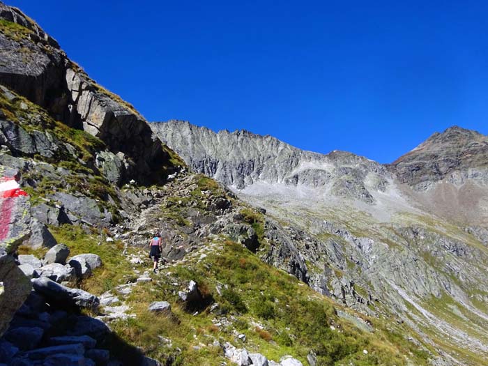 den Talschluss überwinden wir links hinten in Serpentinen; zum Lenkstein geht es über die Rosshornscharte (rechts) den Talschluss überwinden wir links hinten in Serpentinen; zum Lenkstein geht es über die Rosshornscharte (rechts)