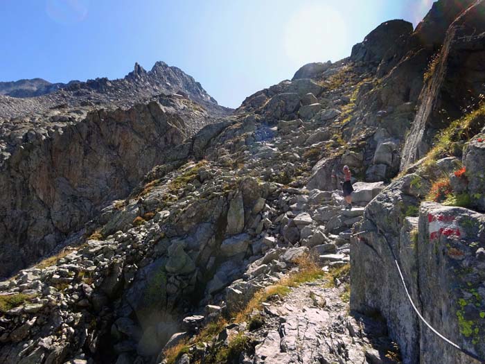 bevor wir die Barmer Hütte erreichen (unterhalb des scharfen Norgratzahns der Mittleren Ohrenspitze), ... bevor wir die Barmer Hütte erreichen (unterhalb des scharfen Norgratzahns der Mittleren Ohrenspitze), ...