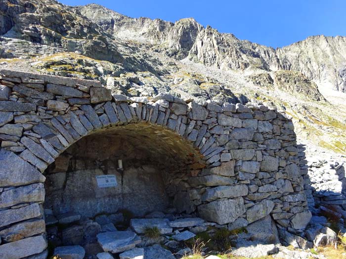 ... passieren wir die Ruine der alten Hütte, die 1956 durch eine Lawine zerstört wurde ... passieren wir die Ruine der alten Hütte, die 1956 durch eine Lawine zerstört wurde