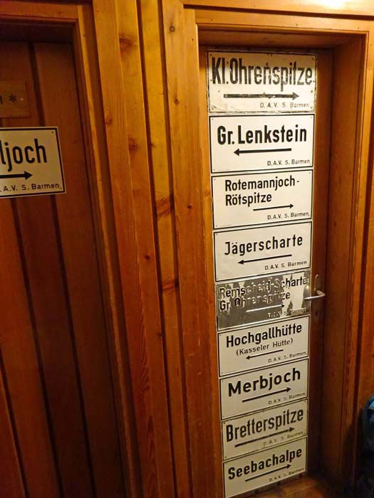 alte Wegtafeln zieren die Toilettentüren alte Wegtafeln zieren die Toilettentüren