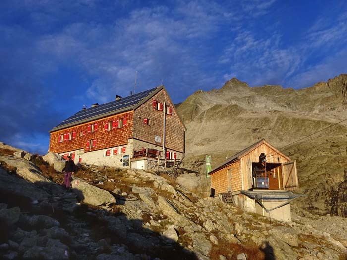 in aller Früh brechen wir zum Lenkstein auf; über der Hütte die Barmer Spitze, der Klettersteig vom Patscher Törl über den Nordostgrat wurde abgebaut, ... in aller Früh brechen wir zum Lenkstein auf; über der Hütte die Barmer Spitze, der Klettersteig vom Patscher Törl über den Nordostgrat wurde abgebaut, ...