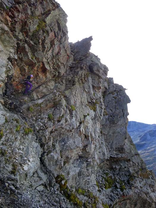 Ulli überwindet in einem feuchten Eck vereiste Felsen und Drahtseile, durch die folgende Verschneidungsrinne ... Ulli überwindet in einem feuchten Eck vereiste Felsen und Drahtseile, durch die folgende Verschneidungsrinne ...