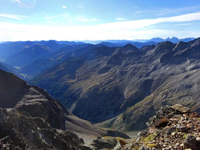 überm Patscher Tal die Bergketten bis hin zu den Dolomiten und Julischen Alpen überm Patscher Tal die Bergketten bis hin zu den Dolomiten und Julischen Alpen