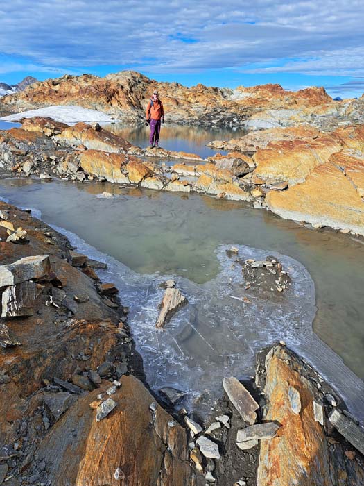 für Fotografen lohnt sich der geringfügige Umweg auf alle Fälle, zumal man in der Gratflanke oder oben auf der Schneide kaum schneller vorankommt für Fotografen lohnt sich der geringfügige Umweg auf alle Fälle, zumal man in der Gratflanke oder oben auf der Schneide kaum schneller vorankommt