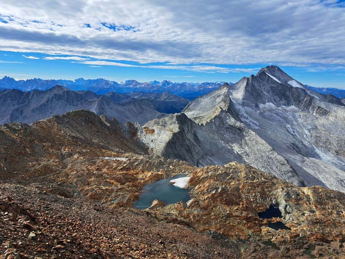 vom Seenplateau steigen wir über eine Geröllflanke beliebig hinauf ... vom Seenplateau steigen wir über eine Geröllflanke beliebig hinauf ...