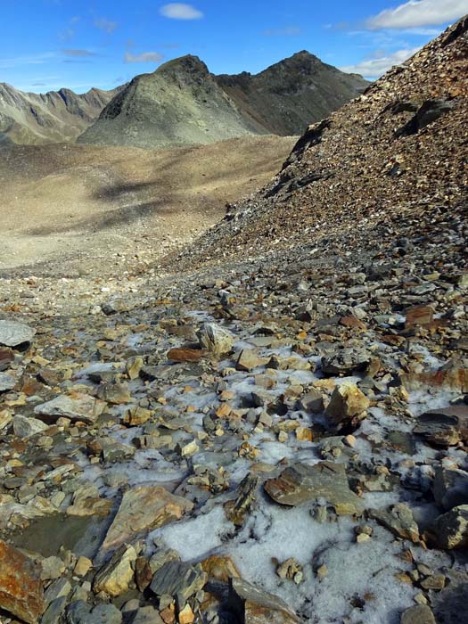 übrig bleibt eine Mondlandschaft; vor uns die Bretterspitzen, über die linke Schwelle ginge es zur Seebachalm, wir steigen über die rechte hinunter zum Seebl und zurück ins Patscher Tal übrig bleibt eine Mondlandschaft; vor uns die Bretterspitzen, über die linke Schwelle ginge es zur Seebachalm, wir steigen über die rechte hinunter zum Seebl und zurück ins Patscher Tal