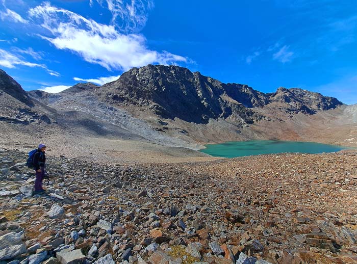der St. Josef-See ist ein Gletscherrandsee: durch die Bewegung des Eises wurde erst die Hohlform ausgeschoben und ihr Grund durch feine Sedimente abgedichtet, sodass sich das Schmelzwasser sammeln konnte; links darüber die Fleischbachspitze, dahinter der höher gelegene, noch existente Nordteil des Gletschers , ... der St. Josef-See ist ein Gletscherrandsee: durch die Bewegung des Eises wurde erst die Hohlform ausgeschoben und ihr Grund durch feine Sedimente abgedichtet, sodass sich das Schmelzwasser sammeln konnte; links darüber die Fleischbachspitze, dahinter der höher gelegene, noch existente Nordteil des Gletschers , ...