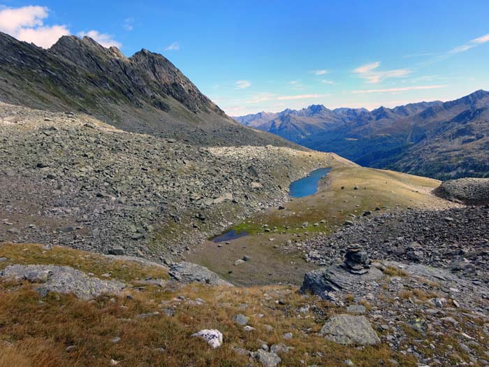 der weitere Abstieg vollzieht sich auf der Sonnseite: Tiefblick auf das Seebl, dahinter Patscher Tal und Villgratner Berge der weitere Abstieg vollzieht sich auf der Sonnseite: Tiefblick auf das Seebl, dahinter Patscher Tal und Villgratner Berge