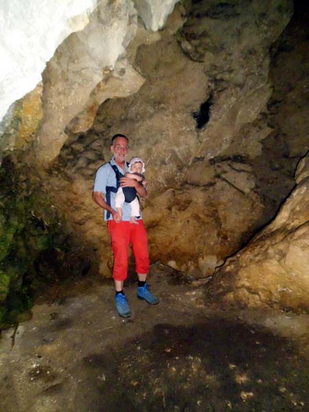 mit Ronja am ersten Knick der Höhle nach etwa 15 m; bis hierher reicht das Tageslicht