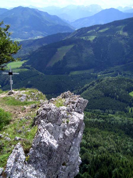 auf dem teiweise überhängend abbrechenden Felsriff der Lindaumauer