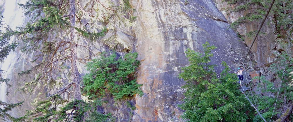 vor der Seilbrücke zwischen Kanzel und Hauptwand die letzte Möglichkeit zum Verlassen des Steiges