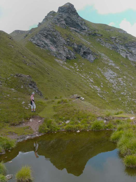 ... und gelangt zu einer kleinen Lacke, in der sich unser nächster Gipfel spiegelt; Weiterweg schräg links durch den Steilgrashang in den Sattel am Fuß der Winkelspitze