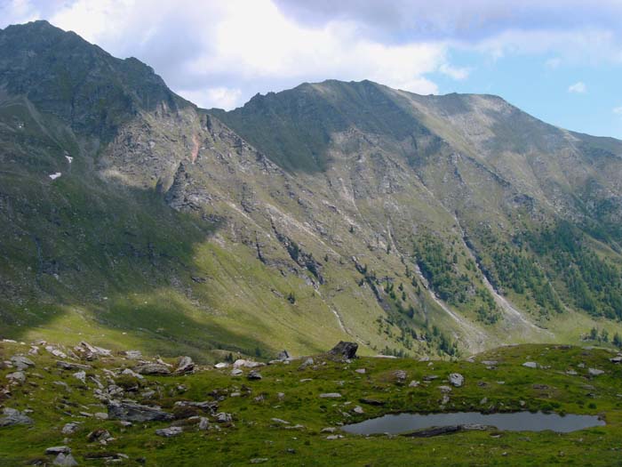 Abstieg über die Terrassenlandschaft der Winkelspitze-Ostseite; gegenüber Reitereck (links) und Faschaunereck