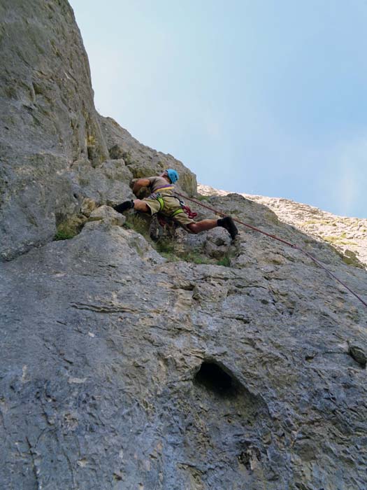 gleich rechts vom Höhleneingang starten etliche Kletterrouten, wie die klassische Südwand (6, erstbegangen 1936), der Adventpfeiler (7+) oder - im Bild - der Loserlolockvogel (7)
