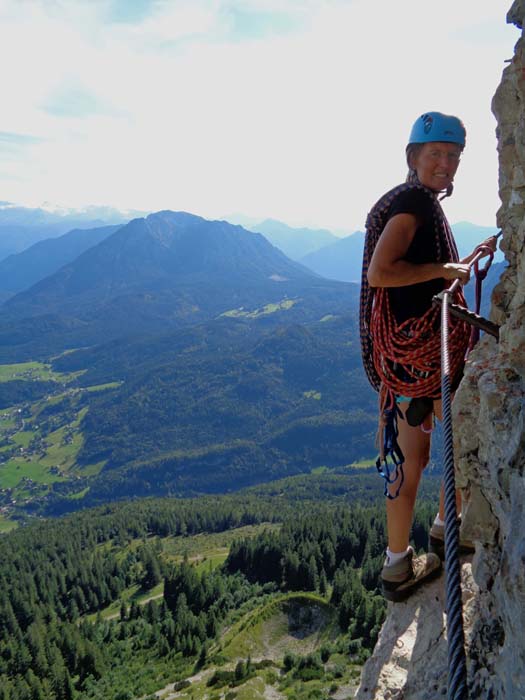 nach einer zweiten Linksquerung auf schmaler Leiste ums Eck; links Pötschenpass und Sarstein