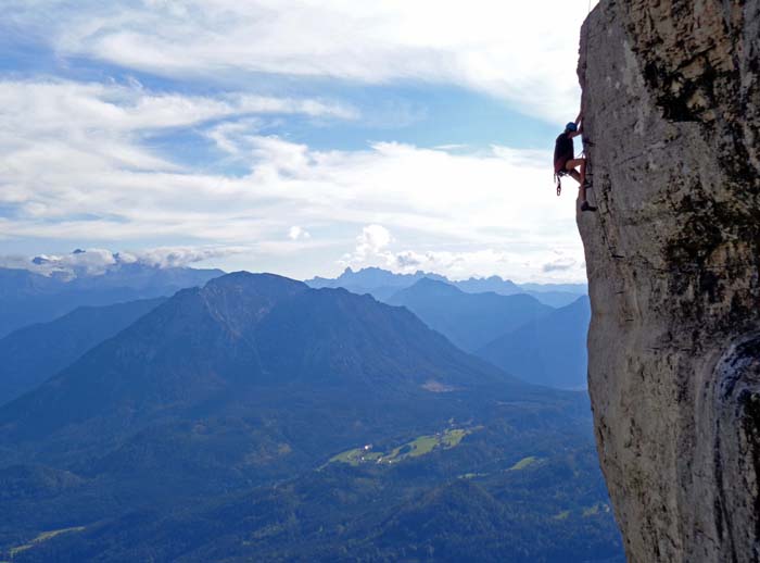 ... die fotogene Kante hinauf; am Horizont Gosaukamm und Dachstein