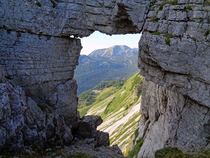 knapp unter der Gratschneide das Loserfenster mit Blick zum Wildenkogel