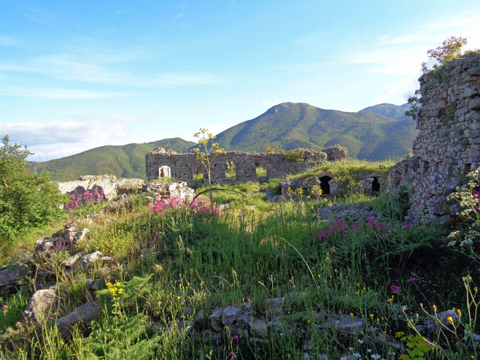 800 m über dem Meer findet man im romantischen Burghof am Gipfelplateau bis in Dachhöhe erhaltene Reste von Pallas, Wohnquartieren und Stallungen