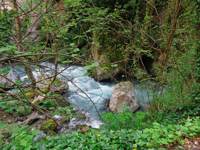 am rauschenden Fluss gleich daneben soll einst Zeus nach seiner Geburt gebadet haben; das Tal verengt sich schnell zur Schlucht, ...