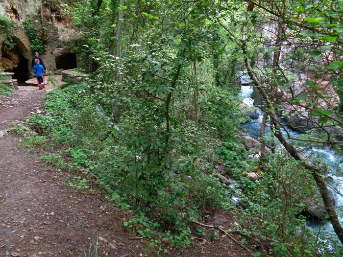 ... bevor wir auf schmalem Steg die Klammseite wechseln, erreichen wir eine seltsame, in die Felswand gebaute Anlage: ...