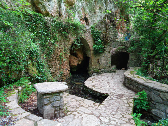 ... den Waschplatz der Mönche des nahen Podrómou-Klosters