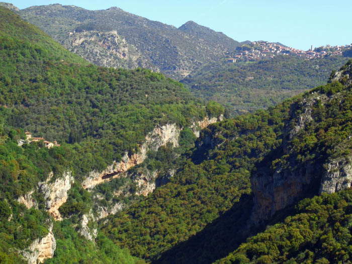 acht Kilometer weiter, über dem Nordende der Lousíosschlucht, der 600-Seelen-Ort Dimitsána, der während der Jahrhunderte dauernden Türkenherrschaft von den Besatzern weder beachtet noch eingenommen wurde