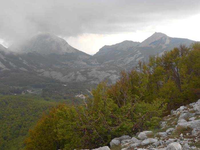 Blick aus der Westflanke auf die beiden höchsten Gipfel des Lovćen