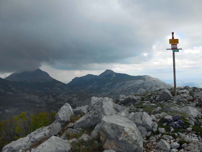 und im Norden Štirovnik (in Wolken) und Jezerski Vrh, den wir als Nächstes besteigen werden