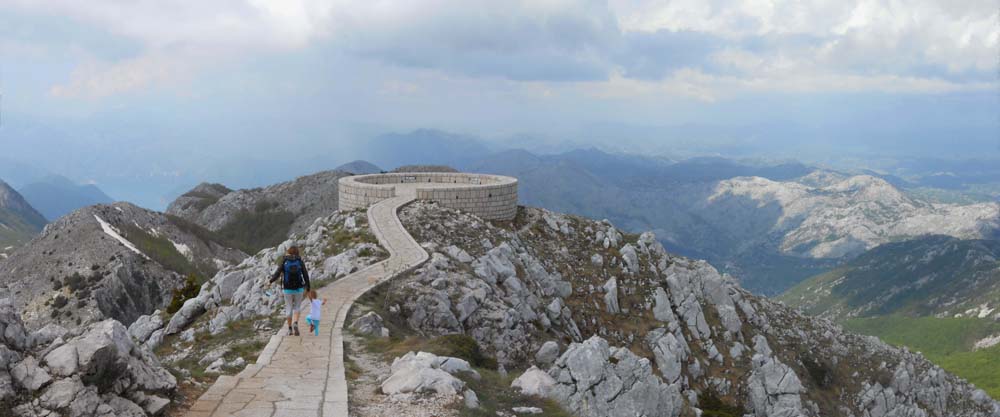 die Aussichtsplattform hinter dem Mausoleum