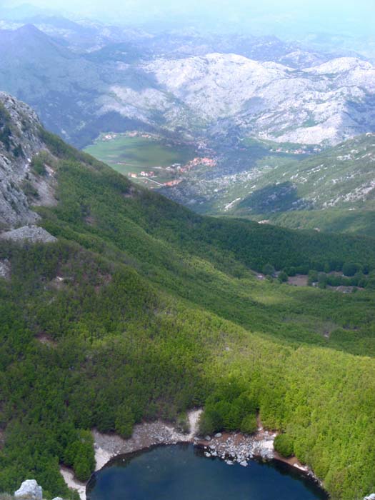 im N der See, nach dem der Berg benannt wurde, tief unten der Ort Njeguši, von dem der Dichterfürst seinen Namen ableitet