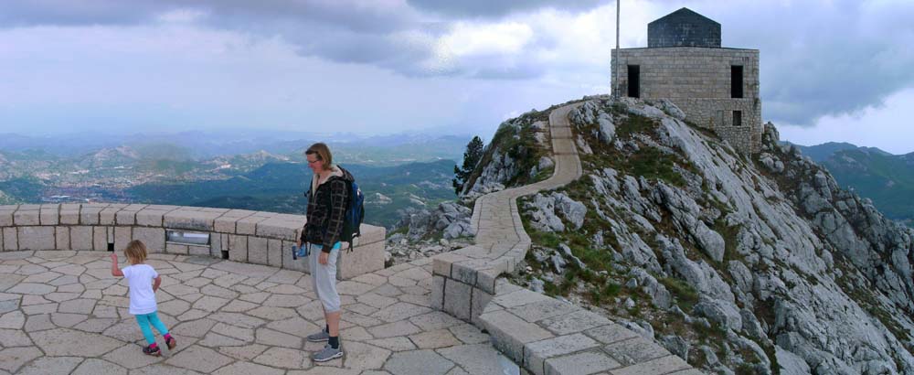 im SO kann man ganz hinten den Skadarsee erkennen; bei gutem Wetter schaut man von diesem Platz in fast jede Ecke des Landes bis hinauf zum Durmitor