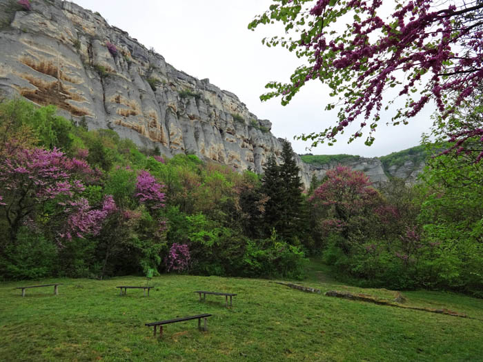 über den Wiesen mit Resten antiker Kultstätten und Tempel erhebt sich eine ca. 200 m hohe Kalksteinwand