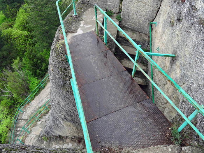 über die eingebaute Wendeltreppe ...