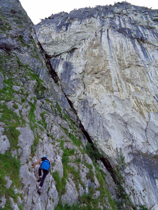 etwas grasig queren wir auf die Steilrampe am Fuß der Weißen Wand