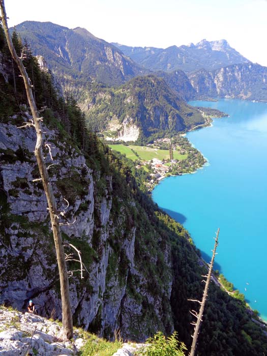 Ausstieg auf das flachere Gratgelände des oberen Teils; über dem See der Schafberg