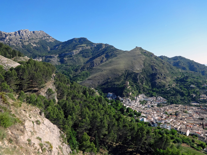 noch etwas weiter östlich oberhalb des Städtchens Cazorla der gleichnamige Gebirgszug mit Gipfel bis über 2000 m Höhe, der schon das Holz für die spanische Armada lieferte; hinter dem Kamm verbergen sich ...