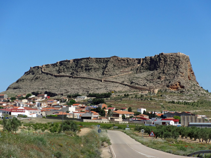 in Peñas de San Pedro tragen zu Pfingsten in Weiß gekleidete Männer einen Sarg mit Christusfigur 15 km weit von einem Heiligtum bis in den 1000-Seelen-Ort