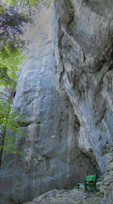 gut 50 m tiefer eine der schweren Spitzenrouten des Klettergartens - Kompression 8b