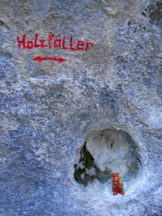 auch gute Bouldermöglichkeiten bietet die Wand, wie etwa der Holzfällerquergang Fb 7b